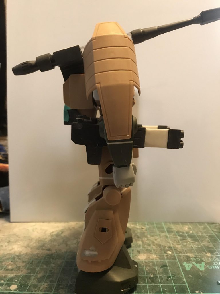 肩のシールドはポリキャップに変えてあります。