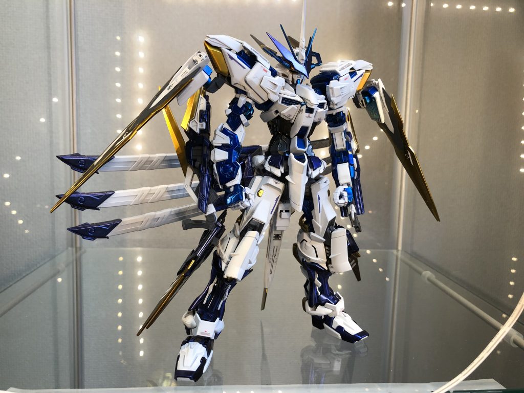 マウント位置を変更することで正面から見ると武人のようなシルエットに変化します