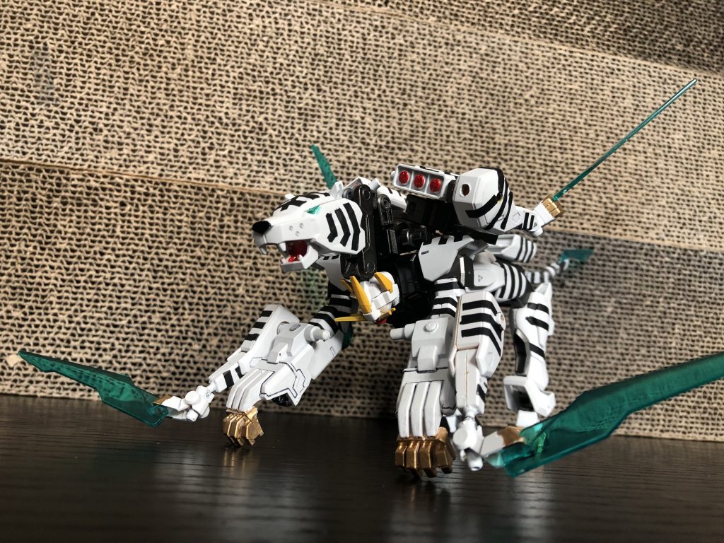 クロー展開!
なんか…ものすごいゾ○ドっぽい。