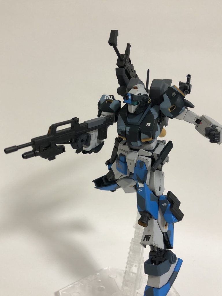 OVAユニコーンの方で出てきたネモはジム・ライフルを装備していたので、こちらにも持たせておきました。予備弾倉はあった方が良いよなーという事で、脛横に2つずつ設けています。
ついでに銃身下にグレネードランチャーも追加。