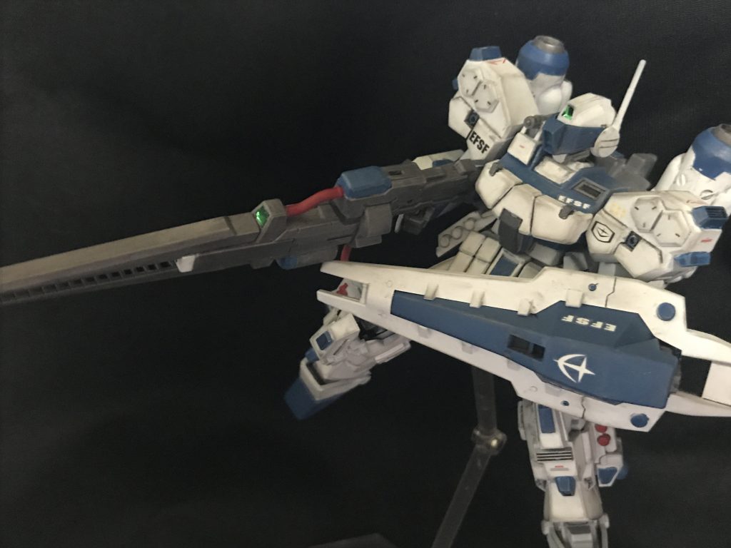 狙撃体勢。ビームライフルはバトルウェポンのレールガンを切断しライトニングBWS2のライフルを接続。シールドはヘイズルのシールドにディテールアップパーツを追加。