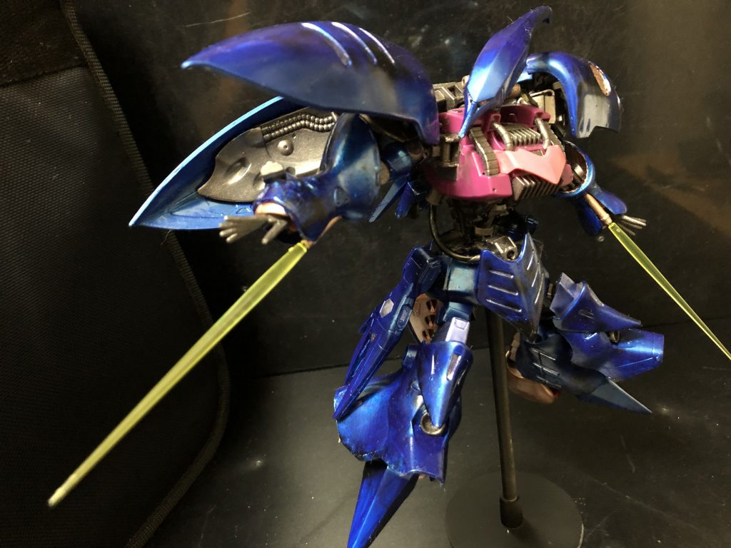 プル専用機として調整された為に、サイコミュ能力はむしろ低下してはいますが、Gフレームを採用した事でエイハブ・リアクターを2基獲得、それを動力源とし、これを並列同期稼働させる事で二基のリアクターの出力を最適化し高出力を得る「ツイン・リアクターシステム」を採用しております。その為、火力、推進力へのエネルギー供給が増幅された為、各部へのバーニア増加がされております。
具体的には背部フレキシブルスラスター、腰サイド部のブーストアーマー、脚部の脛、裾部のスラスターが増設され、機動性を増幅しました。
ファンネルとしては、エネルギー充填時間が約20%程、短縮されております。」