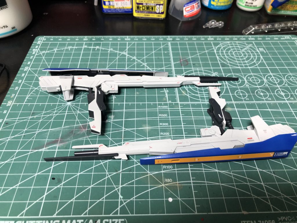 シールドロングライフル。
ZZⅡのライフルベースに、ブッタ切ったサイコキャプチャーのレールに付けるグリップパーツなどで作成しました。
グリップに付けてる小型シールドの様なモノは正直ただの抑えです。突然抑えが現れると不自然なので前面に接続パーツの様なもの付けました。

個人的にはお気に入り武装です。
難点は装備するとシールド側の塗装が全然見えないこと。