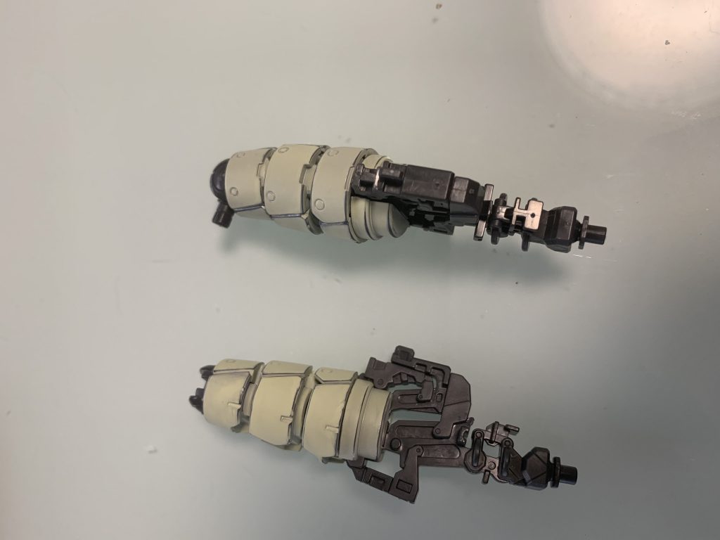 基本色をしっかり乾かしたら、剥がしたい部分を2000番くらいのペーパーで優しくペーパーがけします。
今回は使い慣れたタミヤのフィニッシングペーパーを使いました。