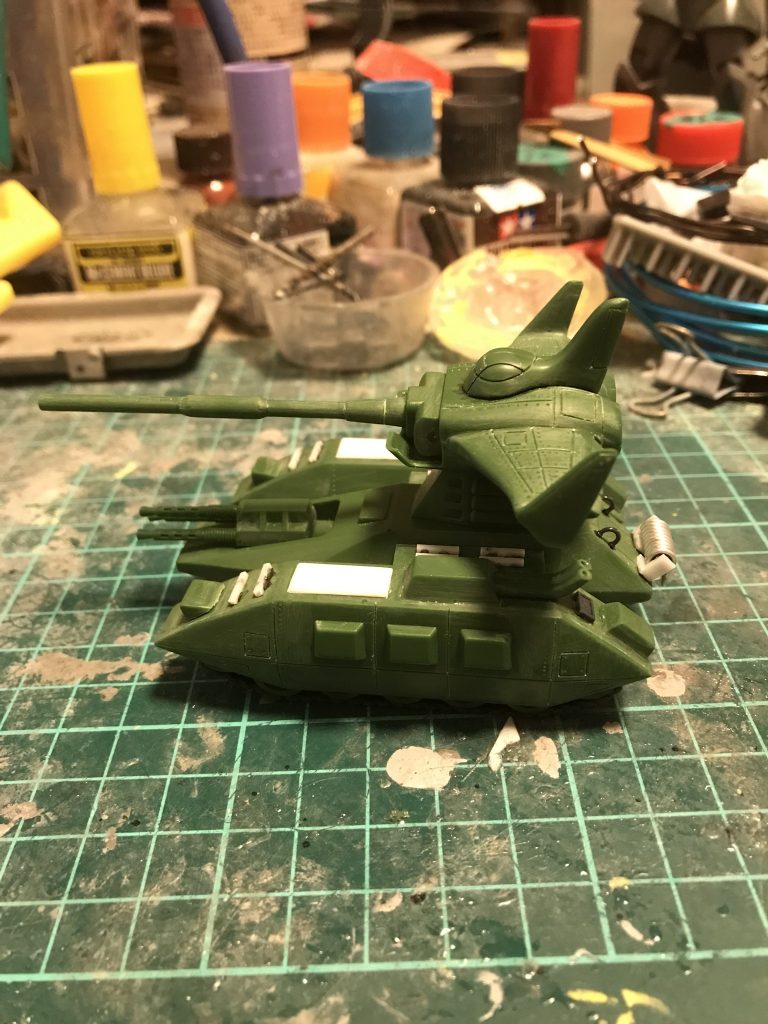 マゼラトップの砲身はハメ殺しなので、後ハメ兼上下に可動するようにしました。