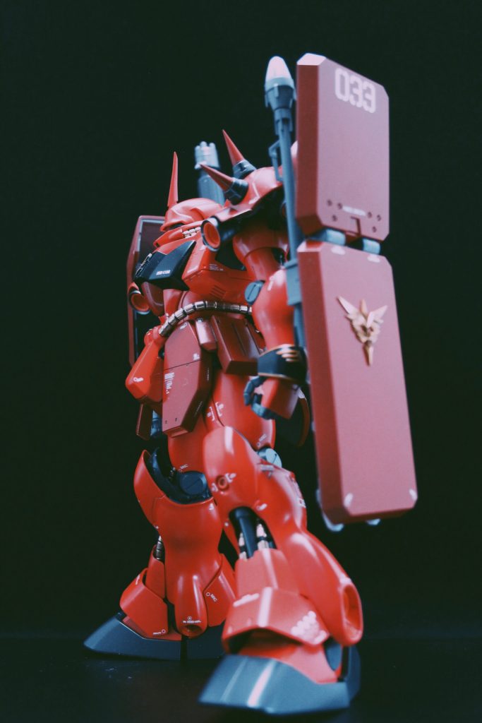 太ももをパテで太らせて力強いスタイルに変更しています。デカールでカスタム機っぽさを表現してみました。