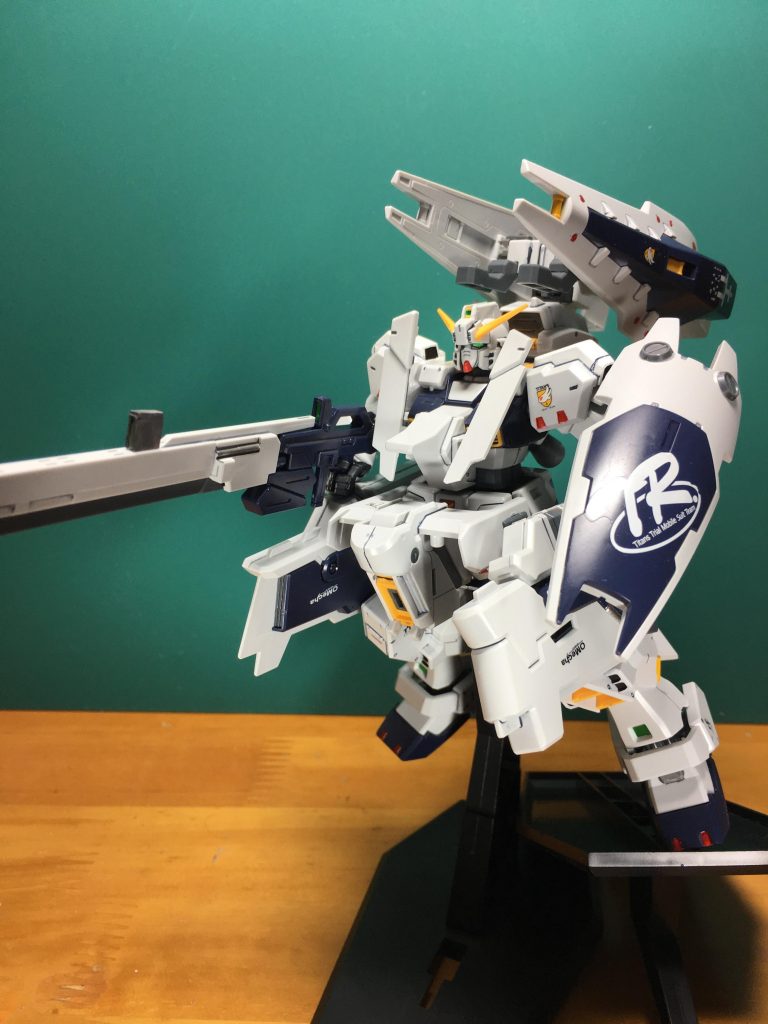 　普通のラー(第一形態)では背中が重すぎたので、第二形態で使う腰ジョイントを使用、より安定性重視の「ヘイズル・ラー・アナザー」を考案しました。
　ジャンクで作ったジョイントを用意し、背面のブースターポッドに機首ユニットを接続。左右にシールドブースターをセットして推進力も確保です。オラ設定では第二形態を考案する途上で生まれた形態、ということにしてます。