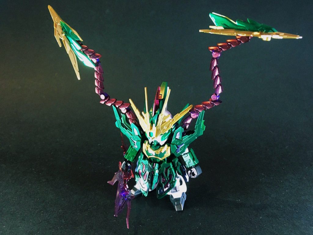 クリアパーツ部分はパッケージデザインではかなり明るい紫ですが、実際の成型色は完全なブルーです。
あえてメタリックレッドを薄吹きして、元デザインの紫に近い色合いに調整しました。