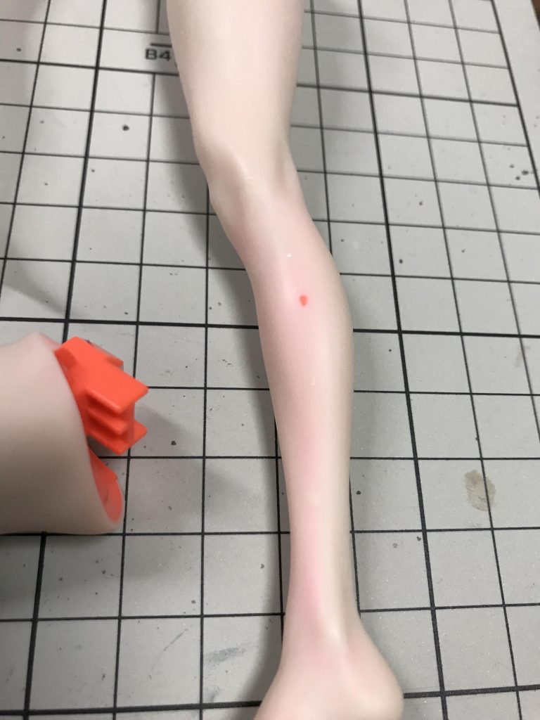 ゲート跡をヤスリ過ぎると肌が薄くなり、オレンジが出てくるので要注意です。