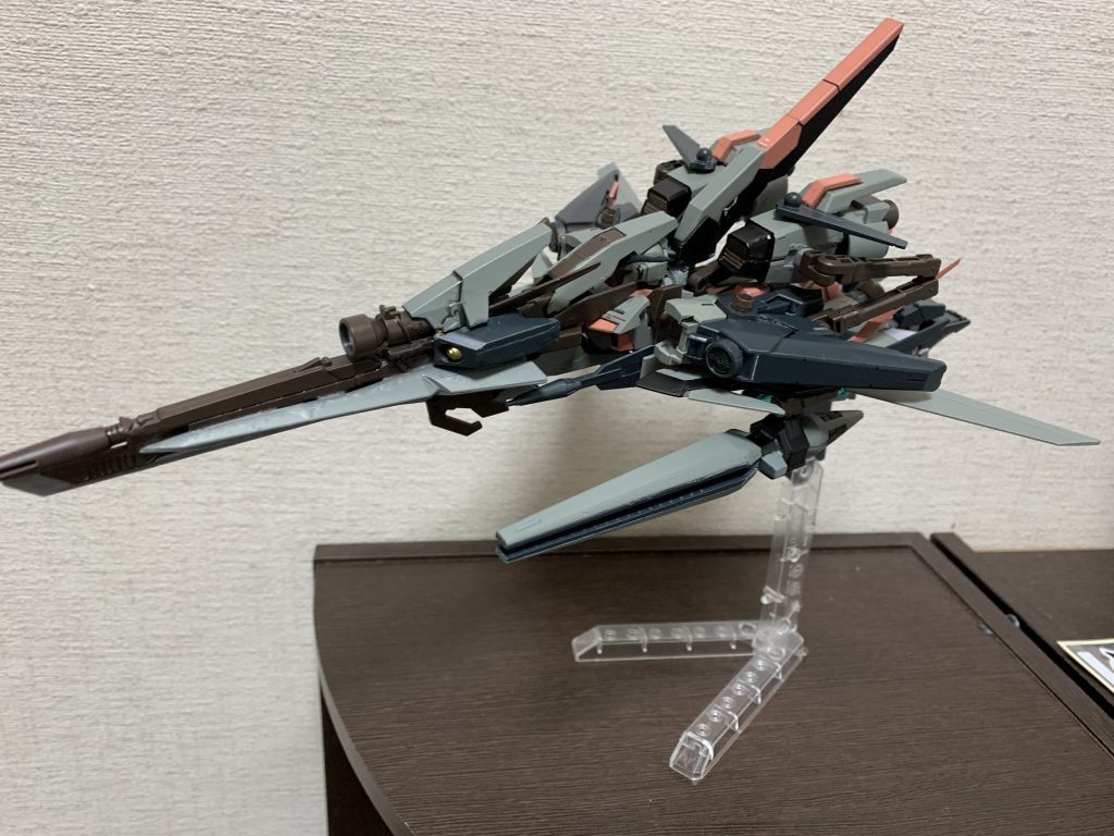 飛行形態です！
まずは正面から！なるべくZ系のウェブライダーに形状を寄せるために注意して作りました！
全バーニアが後方を向いて一気に加速するため、その推進力はMS形態を遥かに凌駕します(●︎´▽︎`●︎)