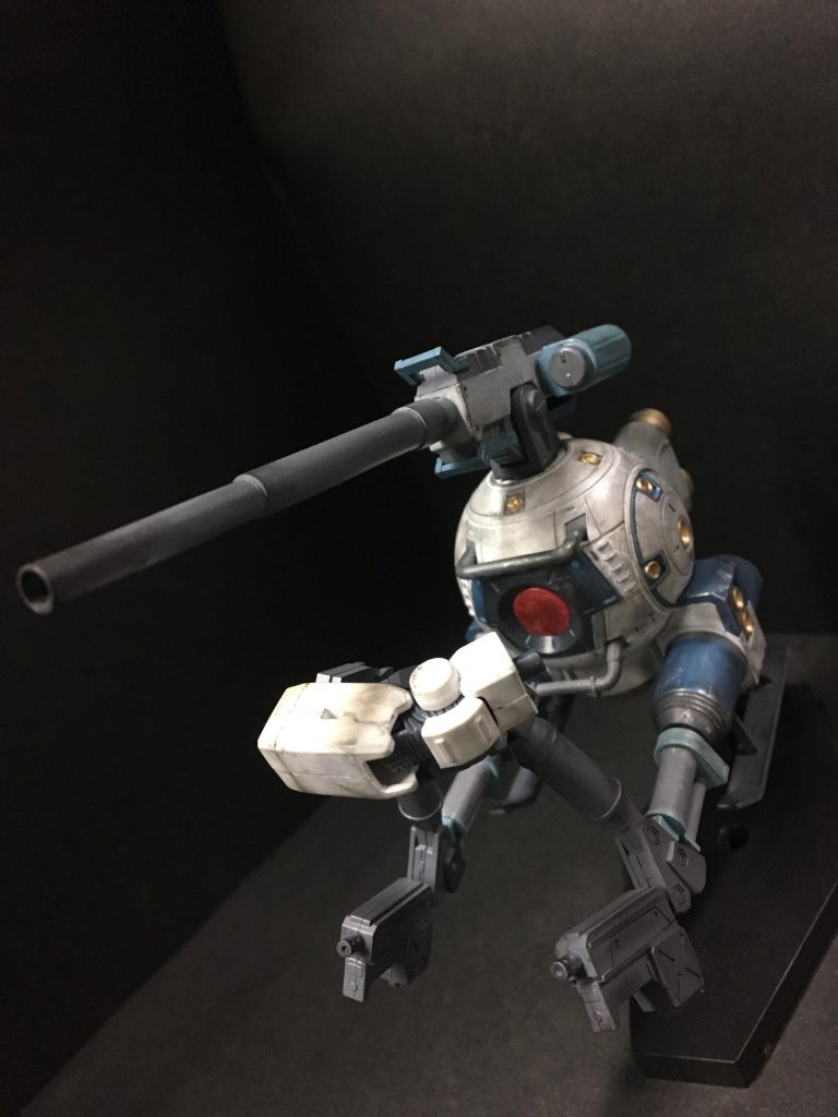 ジムの腕を回収作業中w