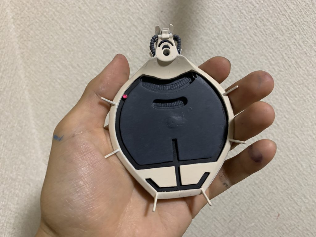 今回一番苦労したレドームのモノアイ。ネオジオ磁石にクリアセンサー貼ったモノアイがレール内に仕込んだマグネットシートの上を滑るように稼働します^_^