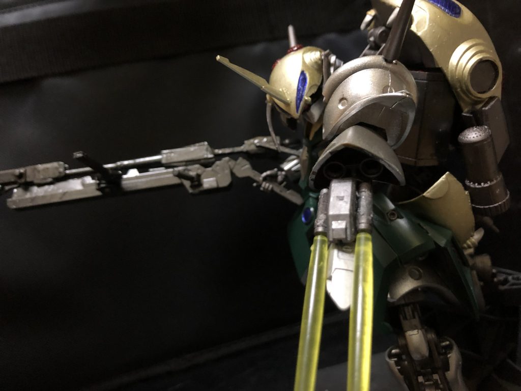 ハマーン様「しかし、かなり扱いが難しい機体の様だ。並みのパイロットでは対応出来ぬであろう。やはりパイロットはあの男しかおらぬか...。」oyz「あの男....!?」ハマーン様「.....うむ。マシュマー!マシュマーは居らぬか!?」マシュマー「はっ!お呼びでしょうか、ハマーン様。マシュマー、馳せ参じましてございます。」ハマーン様「おお、流石はマシュマー。すぐに馳せ参じるとは!素早い事であるな。」マシュマー「はっ!勿体無いお言葉にございます。この様な事もあるかと、就寝中から入浴中まで、24時間体制でハマーン様のお側に常に控えております。」ハマーン様「おお、そうであるか。見上げたものだな。」oyz「いや、ただのストーカーーっ!!!(;゚Д゚i|!)」ハマーン様「マシュマーよ、ここに呼んだのは他でもない、このガブスレロ、お前はどう見る?」マシュマー「おお....。これはキシリア閣下自らがデザインしたという、かのMA、ザクレロをモチーフにしたのでございますね.....。力強さの中にも優美さと気品を失わない‥いいモビルスーツだ。まるでバラのように....。」ハマーン様「おお!流石はマシュマーだな。キシリア閣下のデザインの件を存じておるとはな。」マシュマー「はっ!ありがとうございます。」oyz「(多分会話を盗聴してたぞコレ)」