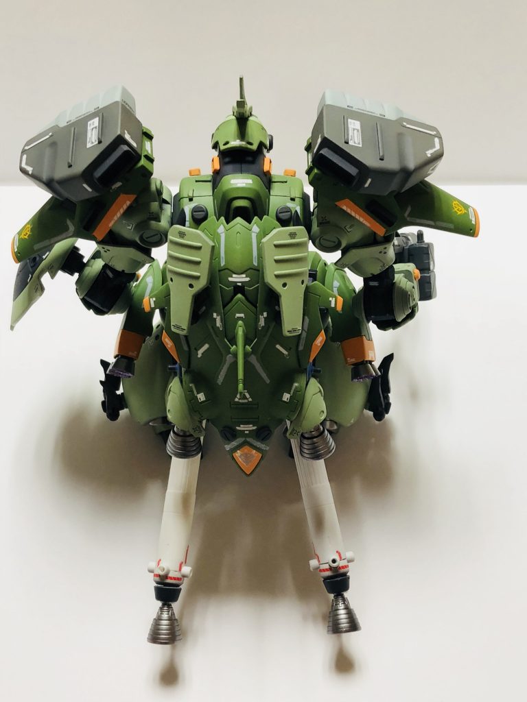 後方からと後方上から。
ズサのミサイルペイロードにサブジェネレーターや推進剤やら詰め込んでる設定。
新型サイコミュシステムはかなり小型化されているが、機体内に収めきれず新型ファンネルコンテナと共にバックバックにまとめられている感じに。
バックバックには鉄血のブルーマをベースに各種パーツでデコレート。リアアーマー周りはグシオンのフロントアーマーを使ってます。