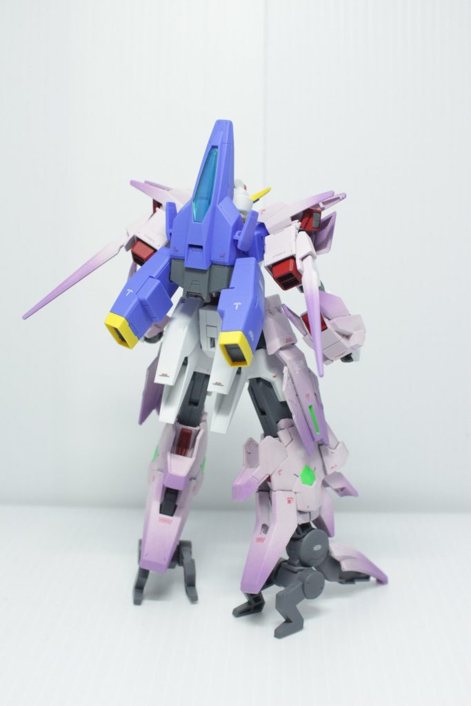 武器なし前後。
基本浮遊姿勢ですが、脚部のツメを展開させることで地上に立たせることもできます。