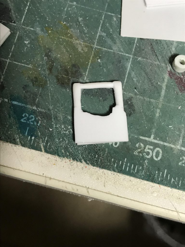 肩のバーはプラ板からの削り出し