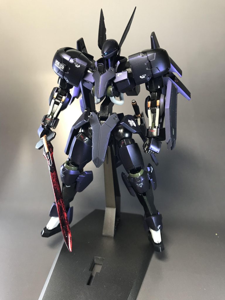 正面画像
最初はトールギスっぽいなぁってところから始まりました。
トールギスに近づけるべくバックパックに大型ブースターを。
カラーリングは一新して紫色ベースに。