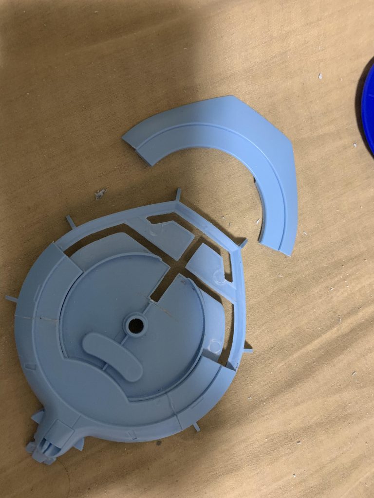 レドーム裏のモノアイレールに稼働するモノアイを付けたかったので、レールをくり抜いた後に切り離してくっつけてます^_^