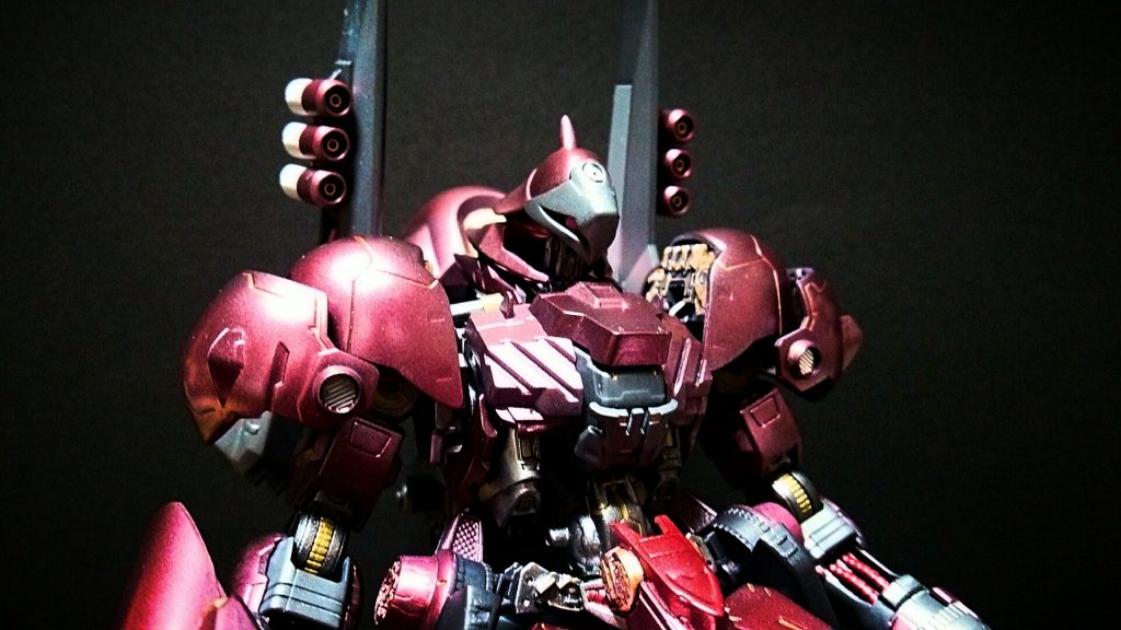 通常の外装以外にもフレーム部分にも強化を施している。メイン兵装として6基のファンネルを装備。