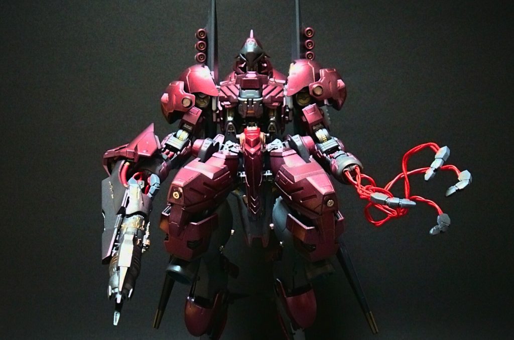 正面。脚部にもバーニアを内蔵。強靭な脚部から放たれる蹴りは敵機を簡単に蹴り砕く。