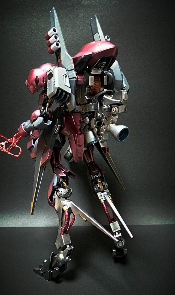 背面のファンネルポッド兼ブースターと、ほぼフレーム剥き出しの大型ブースター。戦艦並の出力を持ち高速機動を可能とするが姿勢制御にはかなりの技術と強靭な身体能力を要する。