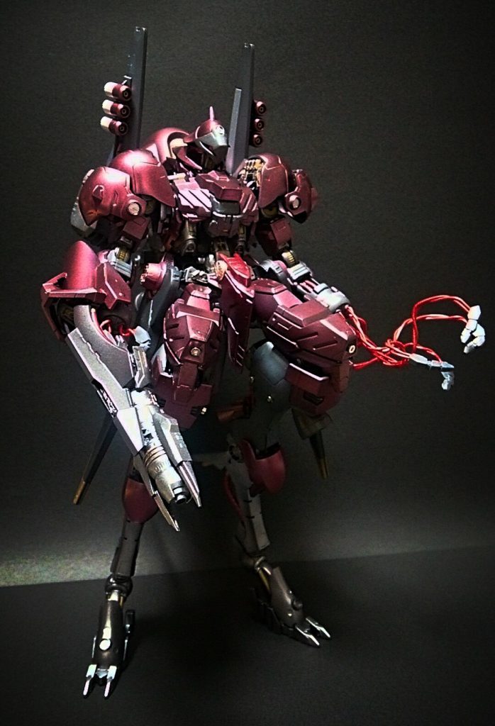 全身像。通常のガンダムフレームの脚部を延長。装甲を強化し、右手には試作型ハンドビームキャノンを装備。射程はやや短いが、バルバトスのメイスを溶解、貫通する威力を持つ。