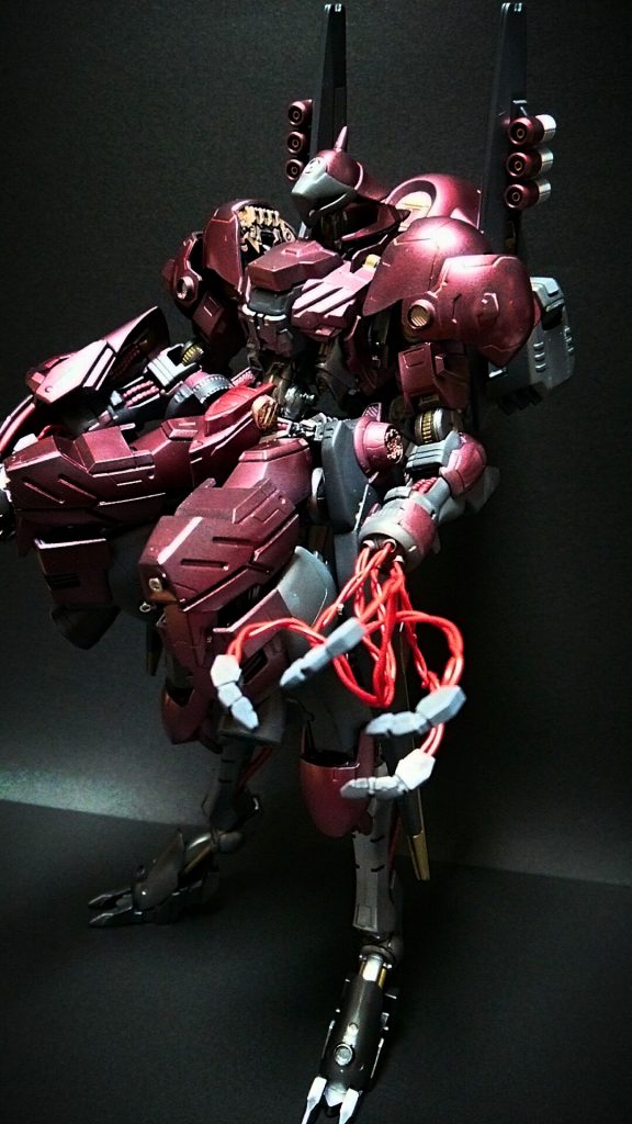 両手の指は伸縮可能なマニュピレーター構造。通常の手の様に武器を持つことも可能だが、その真価はそれぞれの指を個別に操っての武器の操作や近距離での拘束、接触部分からの敵機の回線ハッキングなどである。