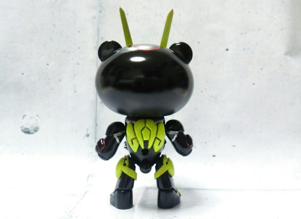 背面。後頭部はつるんとしたシンプルな作りです。