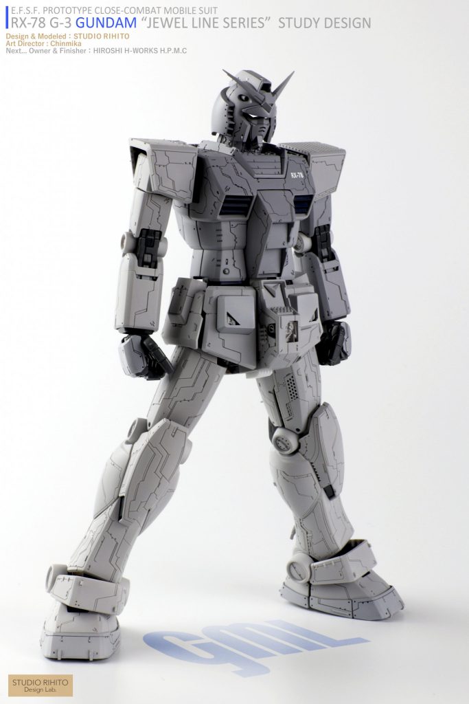 ■デザインコンセプト左半身、右半身それぞれにキーデザインを設定し、登頂アンテナから足元まで繋がるパネルラインを意識しました。■ヘッド・アンテナ:先端までしっかりと直線をキープしつつシャープ化。エッヂにも配慮して切削加工。アンテナ裏面はプラ板でスクラッチした凸凹フレームを追加・登頂カメラ:前面に凹加工、肉薄工作、プラ板によるディテール追加。頭頂部の出っ張りのディテールは横に穴が貫通しています。・ヘルメット:目つきを鋭くするため、ひさし部分を0.5ミリ厚追加。タガネで各所ディテール加工。頬は前面に1ミリ厚プラ板でストレッチ。小顔効果。・顎:プラ板でストレッチ、タガネでチンガード風加工・バルカン:先端を肉薄加工・首:理想的なあご引きラインにするため、2ミリストレッチし、奥に数ミリオフセット、加えて前方へ角度をつけて再形成。見える箇所にはプラ板でスクラッチした凸凹ディテールを配置■ウエストフレーム:なだらかなS字ラインプロポーション化のため、2ミリストレッチしつつ、前方へ角度をつけて加工股間:V字アイコンはエッヂシャープ加工。裏面に0.3ミリプラ板を噛ませ、少し浮いた感じにする事で視覚的に立体感を演出凸凹ディテールを組み合わせ。、CPUクーラー形状のヒートシンクをスクラッチ。フロント、サイド、は開口し、内部ディテールを作り込みサイドアーマー:ウエストの延長のバランスに合わせ、上面をプラ板で4ミリストレッチ。ハッチ風パネルライン加工■プロポーション改修首のストレッチ・オフセット、ウエストのストレッチ・角度変更、股関節の横幅延長で股を大きく広く開けるように加工、足首延長これらの工作で緩やかなS字ラインと理想的な足の開き具合のポージングとしました。