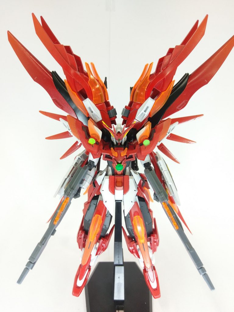 翼展開状態。デスティニーの翼とは独立してウイングゼロの翼も動きます。
多くの人がデスティニーの改造をしてるんですけど、翼はそのまま使ってる人が多かったので今回ウイングゼロ炎と合わせることで一工夫しました!