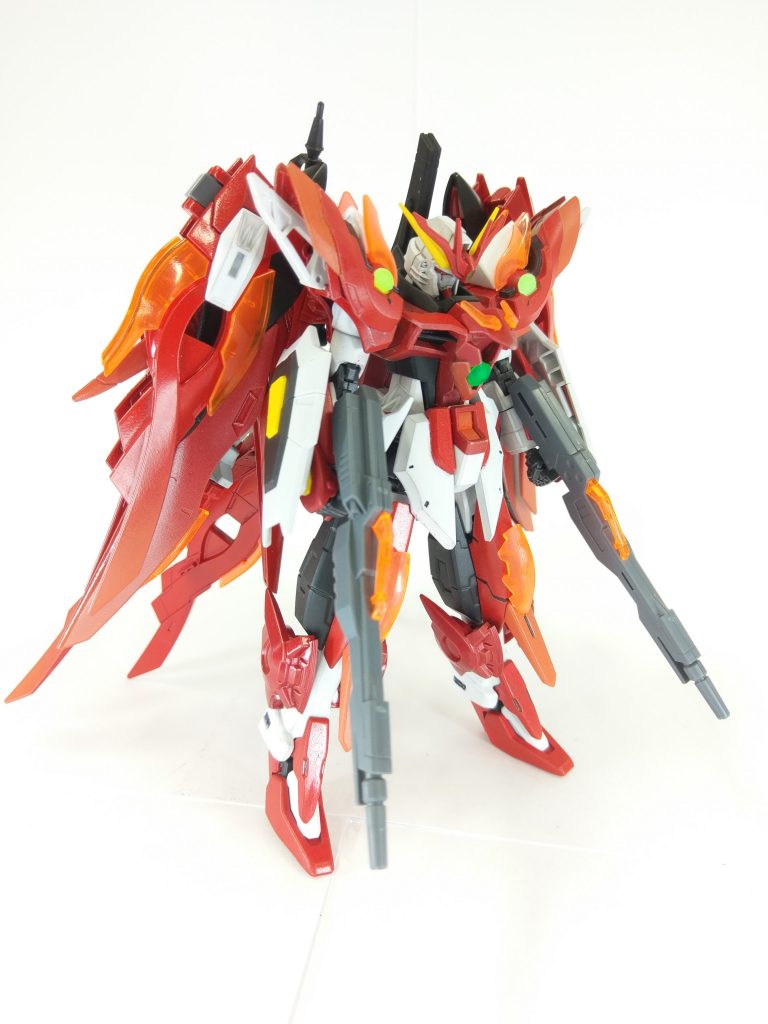 デスティニーガンダム焔の通常時です。リアアーマーの翼のおかげで自立が可能になっています。
足以外は基本デスティニーのものを使っています。そこにウイングゼロ炎のパーツを追加していってます。足はデスティニーのままだと短足に感じたため、足が長く、すらっとしているハルートのものを利用しました。股間の接続部分が干渉するので切断してデスティニーのものと繋げています。そうすることで干渉せずに可動域を確保しています。