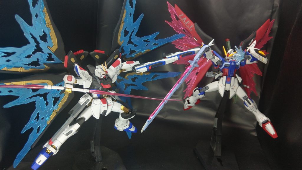 デスティニーと激突
二体並べることを想定して光の翼の塗装やデカールの量などを調節したのでかなり絵になります
https://gumpla.jp/hg/232015