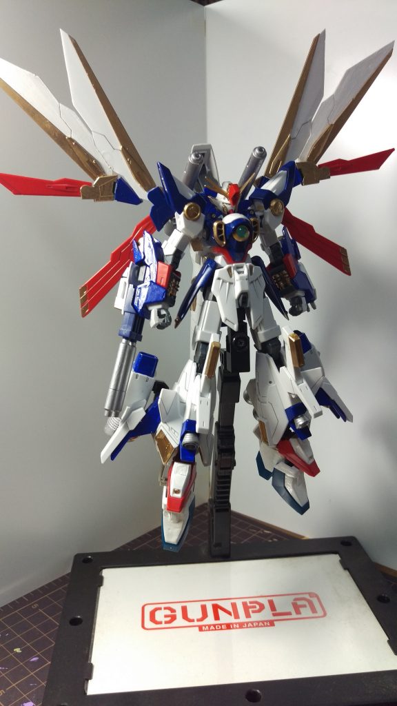 機体の大きな特徴であるバックパックのフレキシブルウイング。
原典機よりも可動ポイントが増えたことで、ウイングガンダム以上の姿勢制御や空力制御能力を持つ。
また、放熱板としても機能するため、高出力化による放熱に対応している。