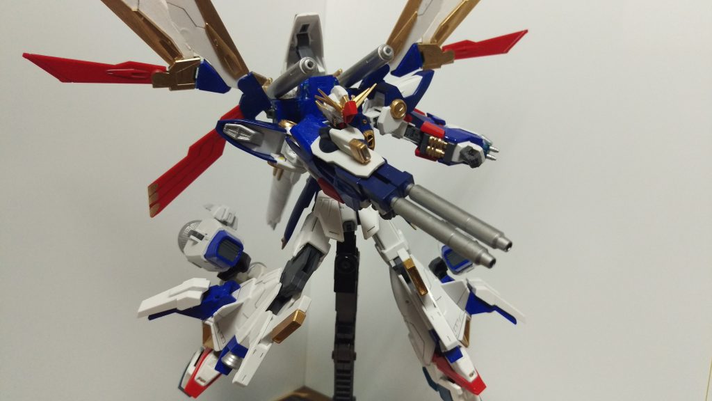 右腕部にはバスターライフルの代わりにツインキャノンライフルとビームソードを装備する。
機体から直接エネルギー供給を行うためバスターライフルに匹敵する威力を持つ。
ビームソードはガンダムエピオンと同じ仕様であり、従来のビームサーベルをしのぐ出力を持つ。
また、抜刀することも可能。