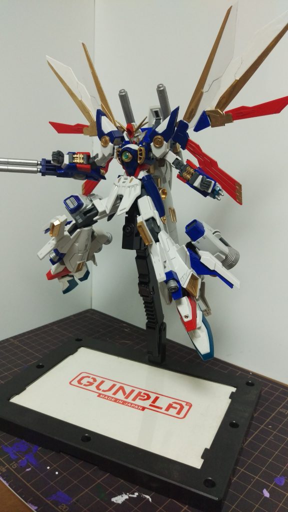 頭部に搭載されたハイパーメガビームキャノンは砲身を持たないビーム砲であり、本機の最大火力。
機体のジェネレーターから直接供給されるため、バスターライフル以上の威力を持つが発射までに時間がかかるため連射はできない。