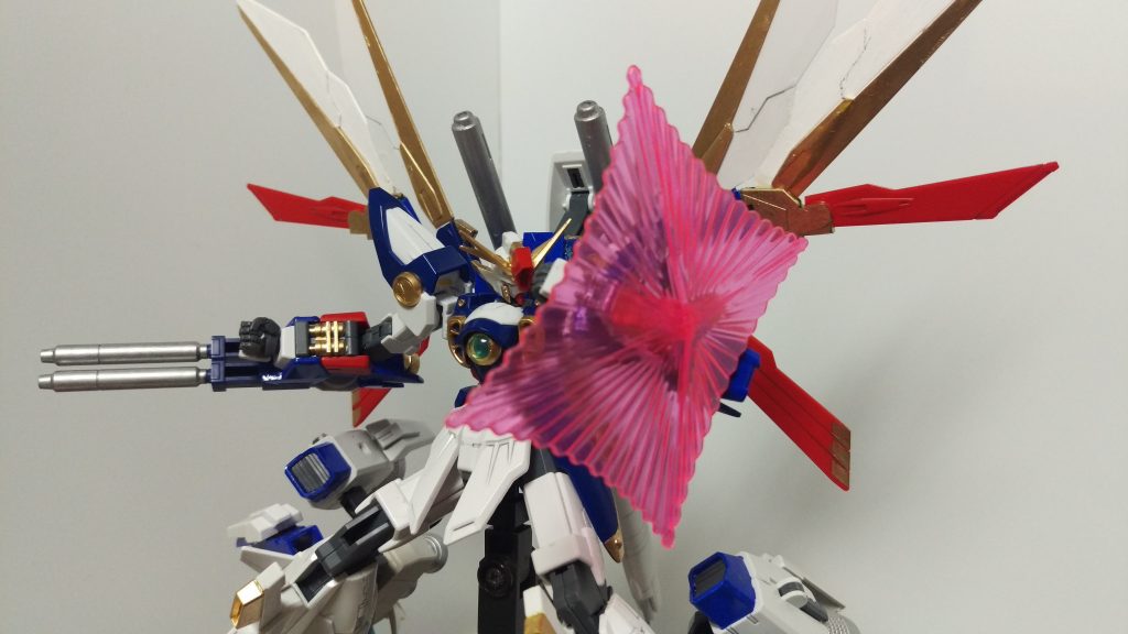 左腕部にはビームシールドを装備する。ガンダニュウム合金製のシールド比べ重量もなく取り回しが良い。また、防御力はメリクリウスのプラネイトディフェンサーを上回る。
ビームシールド発生装置の先端には牽制用バルカンが装備されており、ミサイル等の実弾兵器の迎撃に使用される。