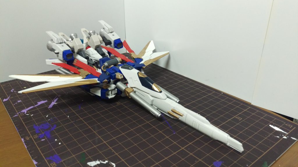 フォーゲル形態。
長距離巡航を目的とした航空機形態で、各部バーニアのベクトルを後方に集中させることで、圧倒的な加速性能を発揮する。