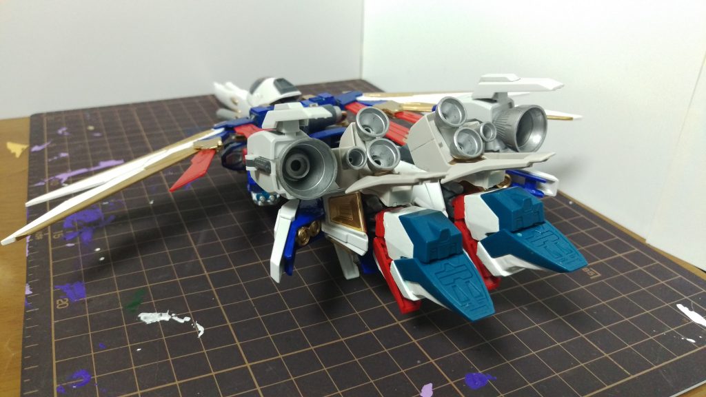 後方に集中するバーニア。
なお、本機は差し替えなしの完全変形が可能。