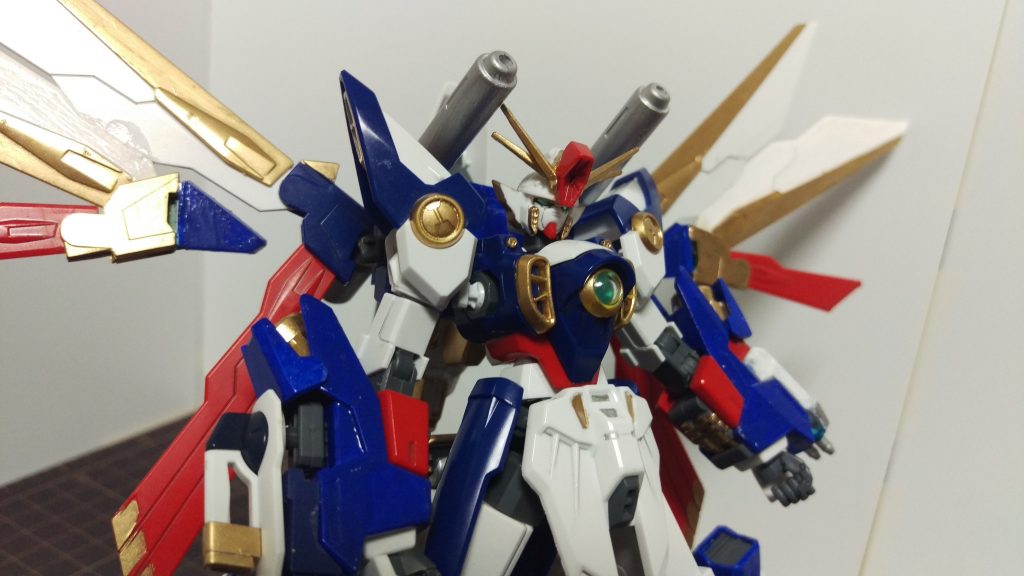 バックパックから前方に展開するメガキャノン。
威力連射性能ともに優秀で、後方に展開して撃つことも可能。
高出力ビームの集束する性質を活かして、ハイパーメガビームキャノンと同時に使用することでウイングゼロのツインビームライフル以上の破壊力を発揮する。
なお、どちらもエネルギーを機体のジェネレータから直接供給させるため、稼働状況によってはパワーダウンを引き起こす。