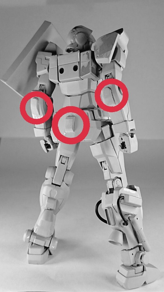 接続する穴はパテで埋めて別パーツに見えるようにしたり、筋彫り追加等しました