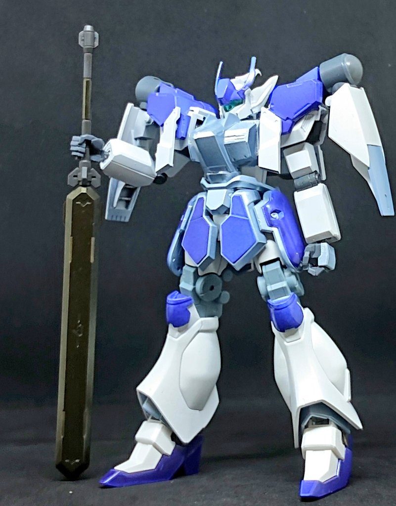 マグアナックの胴体にガンダムバルバトス第6形態の胸部装甲を貼り付けて重厚感を。
肩はジェガンブラストマスターの増加装甲にMSGパーツ貼り付けつつ、サイドアーマーはクランシェの股関節を介してグシオンリベイクフルシティのパーツを接続。この形態が設定上実戦テストにして初陣の暴動鎮圧作戦時の姿。
このあと踵の高さが災いして転倒…苦戦を強いられ機体もほぼ大破になります。が、なんとパイロットは無傷。
この実績から正式に量産化に踏み切られ、この時誰かが詠った「正義を執行する者は死なない」という言葉から正式採用時はジェダイと名付けられた。と同時にこの教訓を経て、ジェダイでは足の形状が安定感のあるものに見直されたという噂…
