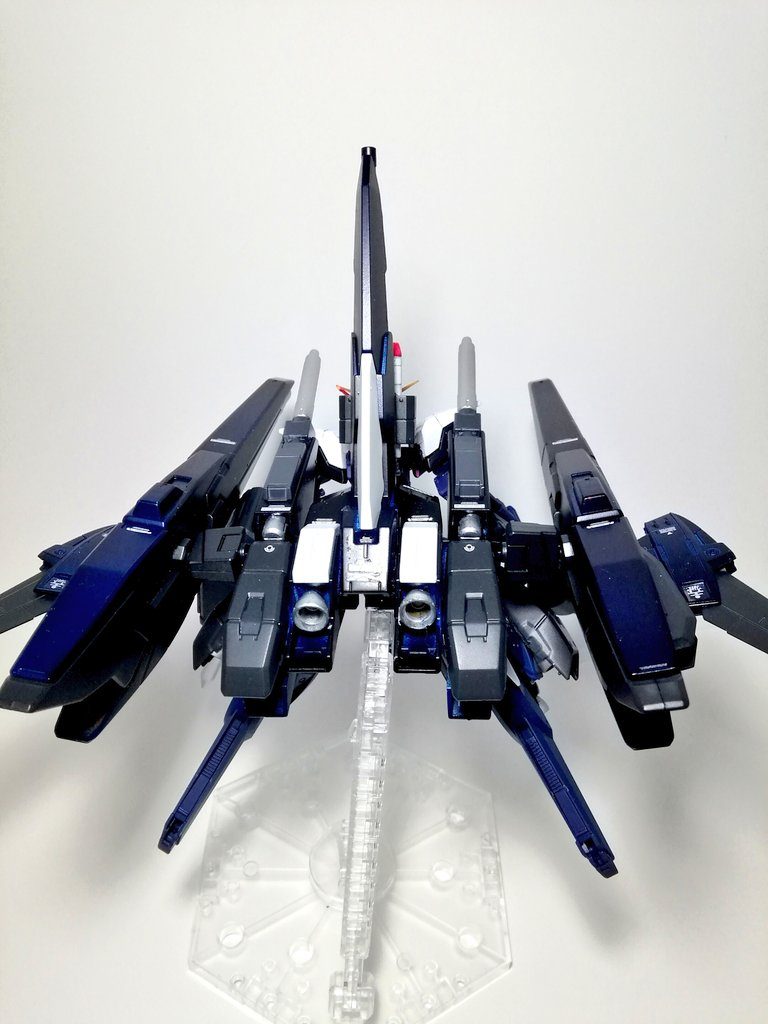 特に拘ったバックパック部分。
主にライトニングバックウェポンMK-Ⅱとガンダムハルートのブースターに色々パーツを加えて作成しました。