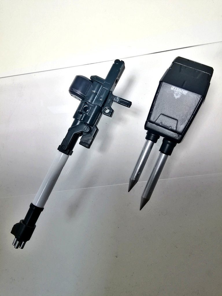 ツインヒートパイルバンカーはヴァーチェのGNキャノンにコトブキヤのフォールディングキャノンに付属するパイルバンカーを取り付けました。
又、ロングバレル4連マシンガンは同じくコトブキヤのフォールディングキャノンにアクトザクの4連マシンガンを取り付け作成。