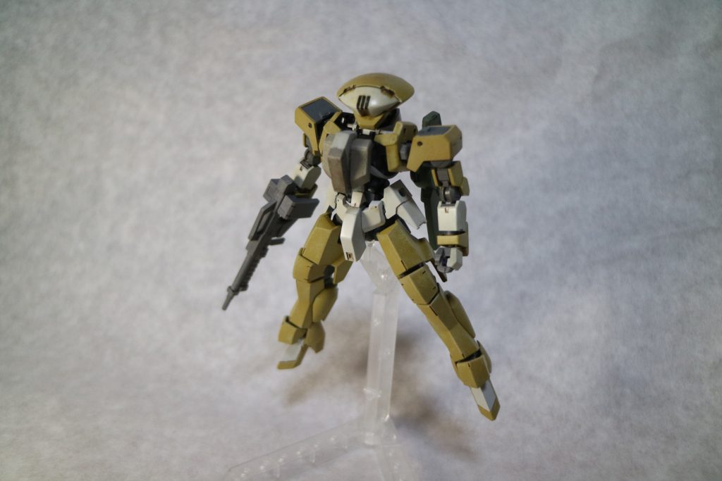 フロントです。

頭部と胸部はオプションセットのシャルフリヒターのものを流用しています。

肩はイオフレーム獅電の足の甲の装甲パーツです。

塗装は、

・クレオスのベースホワイト

・クレオスMr.カラーのデザートイエロー

に、適当な色でドライブラシです。