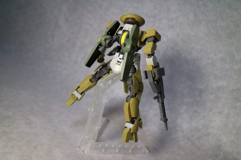 リアショットです。

スラスターは特に塗装していません。