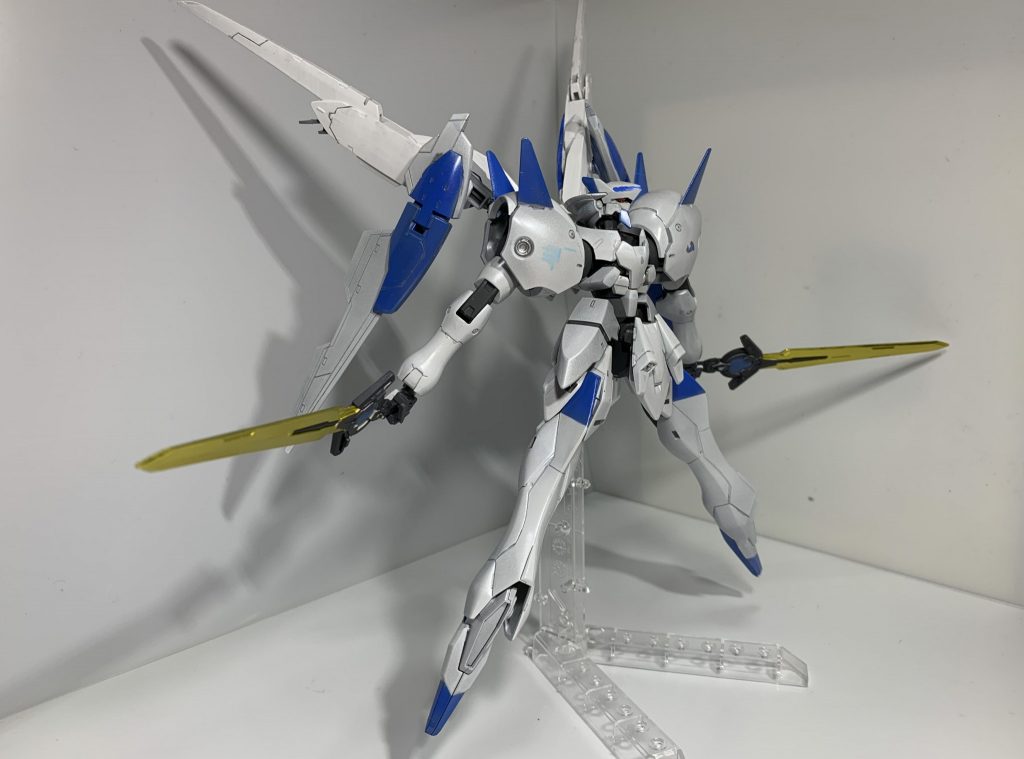 ウイングユニットによって大きく印象が変わります。
バエルのものと1.5ガンダムのものを合わせて4枚翼のため、性能はガデッサの3倍くらいあります。