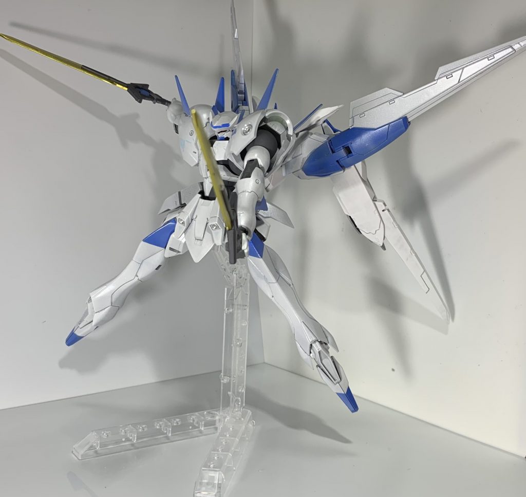 ガデッサの特徴でもある伸ばした脚部のおかげでウイングユニットを展開しても本体が見劣りしません。