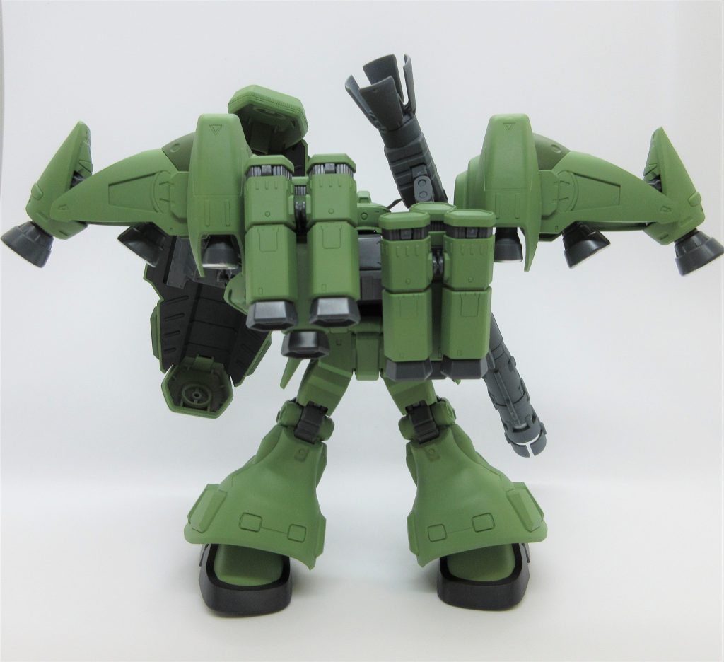 背面。欲張ってビームバズーカとMLRSを同時装備(笑)
でも可動が犠牲になるので、撮影中はMLRS付けたり外したりしてます…(´-`)