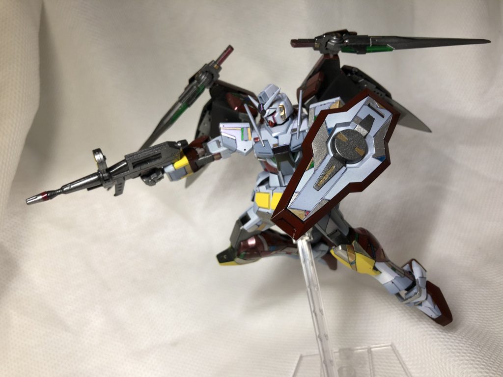 最終局面で大破したOガンダムを改修した機体。OOライザーのライザーユニットを［O］GUNDAM　用に調整、改修した。各部にはパッチワークのようになっているが、新装甲のテストとして採用されたもの。という設定。