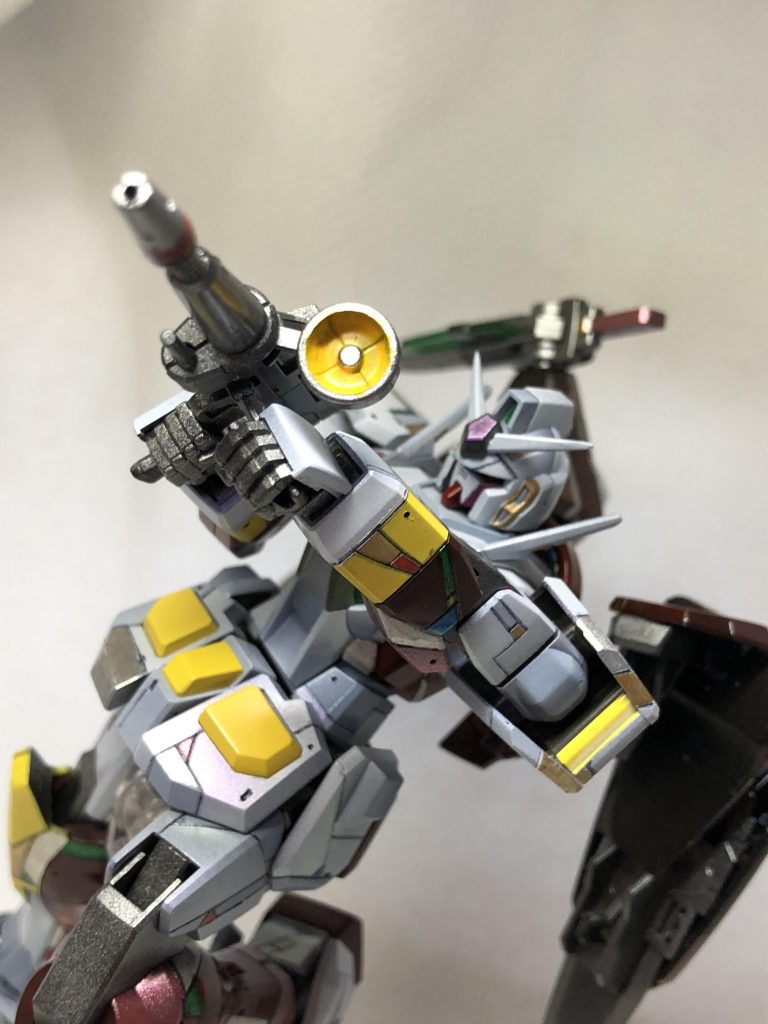 装備①
GNビームライフル。最初期に設計されたがGNコンデンサーの開発が遅れていたため設計のみに留まった装備。
みているとどこか懐かしくなってくる装備。ヴェーダの中に設計図が残っていた。もちろん威力は戦艦の主砲並。